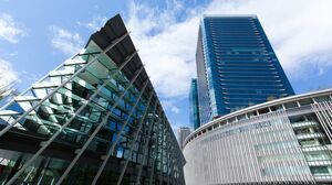 JR大阪駅前にあるグランフロント大阪の7階から飛び降りた