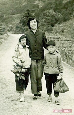 徳島県鳴門市に住んでいたころ。母、弟と7歳の浜野