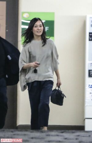 “花山の妻”奥貫薫は1次会を終えて車に乗り込む