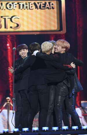 今年のアルバム賞受賞に男泣き　防弾少年団　(c) 2016 Melon Music Awards