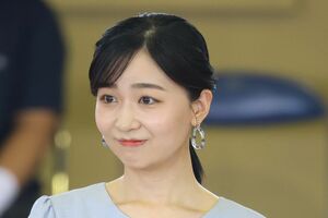 7月24日、静岡県で開かれた「第60回全日本高校馬術競技大会」の開会式に出席された佳子さま。耳元で藍染の布を閉じ込めたイヤリングが輝く