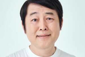 つぶやきシロー　独特の栃木なまりでつぶやく芸風で大ブレイク。タレント活動の他、ナレーションなどでの出演も多い。小説家としても活躍中で『私はいったい、何と闘っているのか』は映画化されている。近著はこれまでのつぶやきをまとめた『リモコンの電池を換えてて、ちょっとでもテレビに気を取られると、あれ?新しい電池どっちだっけってなるね。』（小学館）