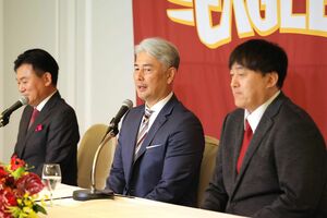 2026年6月17日の楽天・吉井理人監督の就任会見で、質疑応答に臨んだ三木谷浩史オーナーと石井一久GM 写真/共同通信社