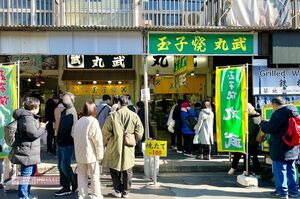 玉子焼は築地場外市場の名物のひとつ。丸武以外にも玉子焼き店が多く並ぶエリア