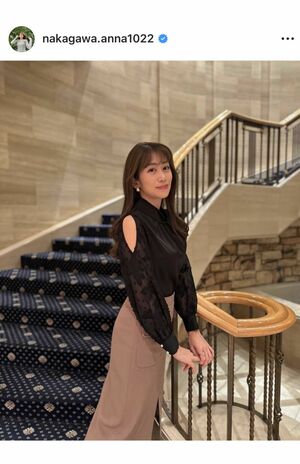 タートルネックのときは肩を出す（中川安奈アナウンサーの公式インスタグラムより）