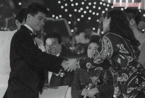 第13回『日本テレビ音楽祭』で熱い握手を交わす近藤真彦と中森明菜（1987年）