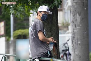 暑さがまだ残るなか、愛犬を散歩させる木村拓哉