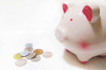 貯金箱に貯めていた小銭を銀行に預けようとしたら手数料が発生……。　※写真はイメージです