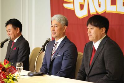 2026年6月17日の楽天・吉井理人監督の就任会見で、質疑応答に臨んだ三木谷浩史オーナーと石井一久GM　写真／共同通信社