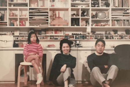 親子3人で、当時の自宅にて。インテリアデザイナーらしいモダンな家具や調度品が並ぶ