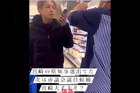 コンビニ内で店員と揉めるスーパークレイジー君こと西本誠容疑者（Xより）