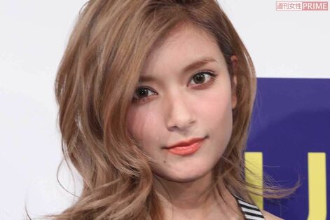 モデル・ローラ、懲りない“過剰露出”な農作業姿に「田植えには無理がある」ファンが心配する危険な服装