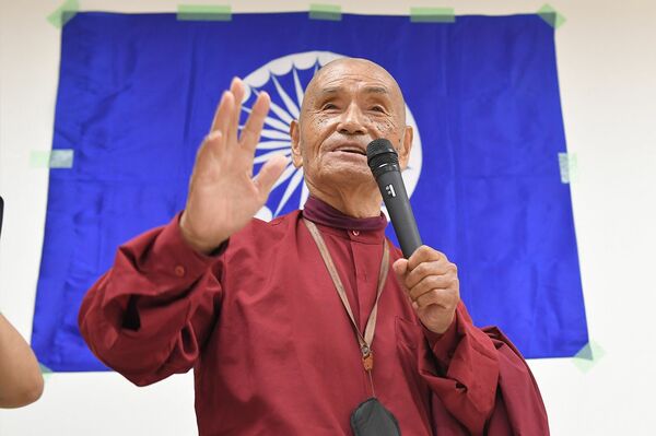 在日インド人で組織するアンベードカル博士国際教育協会日本支部で、佐々井さんの歓迎会が開かれた。「みんなの元気な様子に安心しました」と佐々井さん　撮影／渡邉智弘