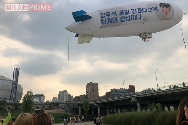 会場周辺でミニ気球を飛ばしデビューを祝うファンも！　応援方法がとにかくアツい／著者撮影