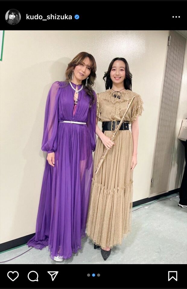 「紅白の衣装。ドラマチックなドレスなので盛らず、ノーアクセで大人の余裕を」（弓桁さん）（本人インスタグラムより）