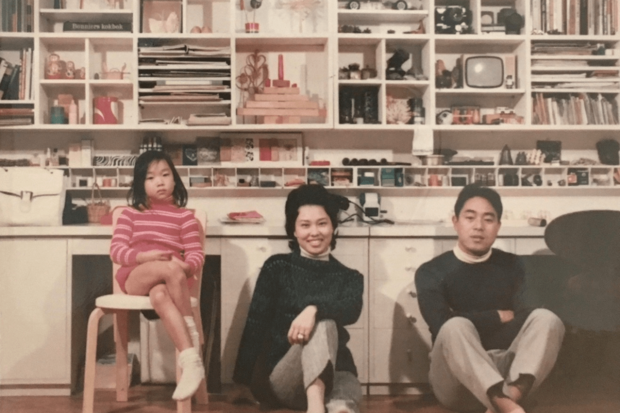 親子3人で、当時の自宅にて。インテリアデザイナーらしいモダンな家具や調度品が並ぶ