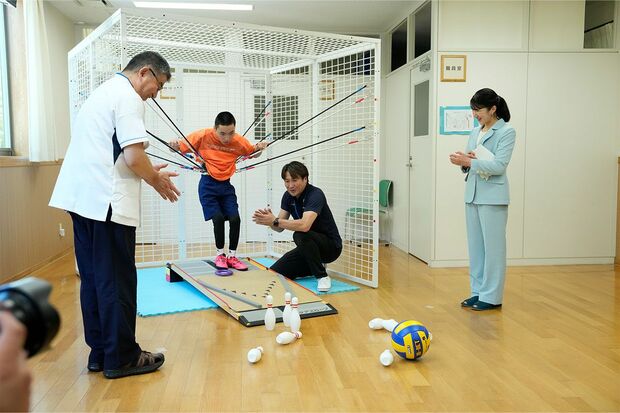 　8月21日、医療福祉センター「ふくしあ」を訪問された愛子さま。子どもたちを見守られて
