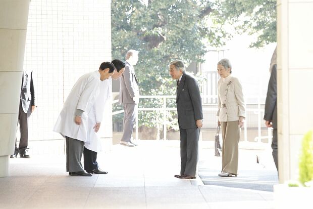 '12年2月、心臓バイパス手術のため東大病院に入院される上皇さま。これを機に美智子さまは終活を開始