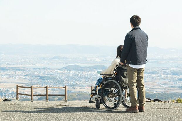 並々ならぬ覚悟で役に挑んだ佐藤と土屋。撮影前には岡山を訪れ、実在する中原尚志さん、麻衣さんご夫妻に面会し、取材を行った （c）2017 映画「8年越しの花嫁」製作委員会
