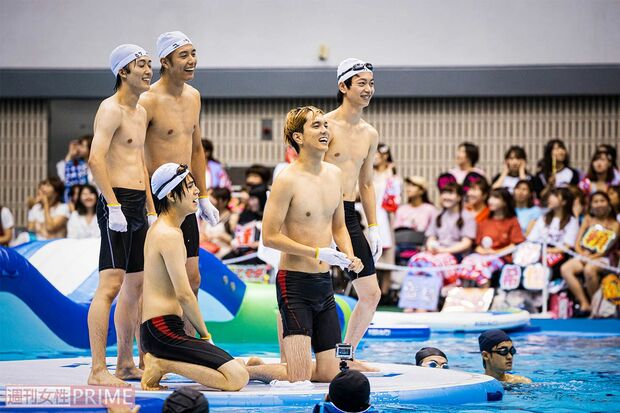 集まる白組メンバー　撮影／廣瀬靖士