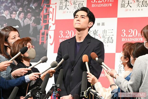女性記者に囲まれた東出昌大の謝罪会見
