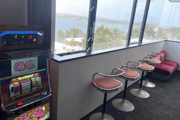 スロットコーナーからは能登の美しい景色も見られる　写真提供／能登の宿和倉温泉はまづる