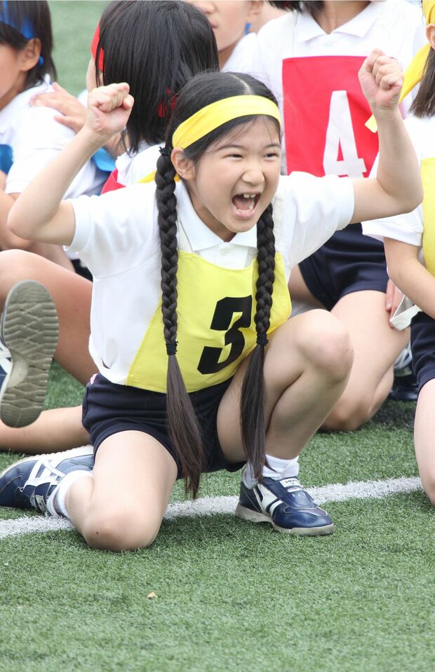 2009年10月、初等科2年の愛子さまは運動会でチームリレーにご参加。自身のチームが優勝し、ガッツポーズ!