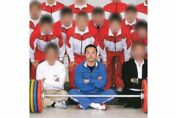 日大・重量挙部の集合写真に写る難波謙二容疑者(校友会の会報より)