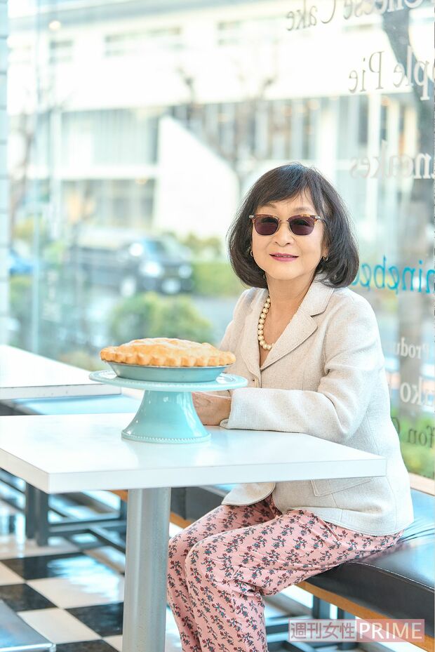 昨年、パワフルに年齢を重ねる秘訣を綴った自著『「松之助」オーナー・平野顕子のやってみはったら！』を上梓。アップルパイのレシピのほか、家庭料理のレシピも紹介している　撮影／伊藤和幸
