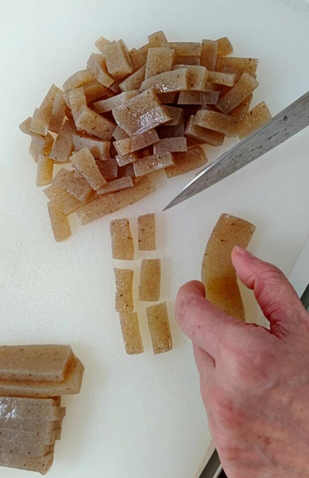 冷凍したこんにゃくは、見た目も食感もほぼお肉。解凍したときにしっかり水けをしぼるひと手間が、おいしく食べるコツ！