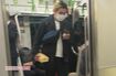 手に弁当を持ち、電車に乗り込んだ平成ノブシコブシの徳井健太