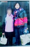祖父母が通っているヘアサロンの店主と撮影。店内の一角は、池江選手の写真や新聞記事が飾ってある