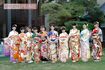 年末恒例、オスカープロモーションの晴れ着撮影会に美女が大集結('17年)。左から是永瞳、井頭愛海、岡田結実、小芝風花、吉本実憂、剛力彩芽、本田望結、高橋ひかる、井本彩花、藤田ニコル。撮影/伊藤和幸