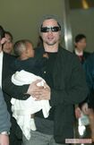 到着した空港ではアンジーの養子を抱っこ。パートナー関係が長く'14年に結婚も'16年に破局(撮影/本誌写真班)
