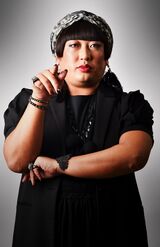 容疑者10：YOKO FUCHIGAMI。トータル・ファッション・アドバイザー。今回ホテルのディナーショーの演出を担当する。(c)テレビ東京