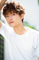 こちらもアザーカットより。「今回の撮影、とにかく着替えが多かったんですが、これまでにない経験でめちゃくちゃ楽しかった！　朝からずっと撮影した日もあったので、メンバーの1日のいろんな表情が詰め込まれていると思います」（萩谷）