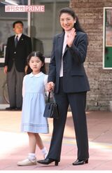 栃木県にある御料牧場へ。JR宇都宮駅で迎えられた雅子さまと愛子さまは手を繋がれて。平成20（2008）年5月