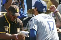 大谷翔平「しつこい“ヤジ将軍”」とのハイタッチに称賛!GOAT=史上最高の選手と呼ばれる、これだけの理由