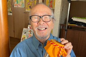 生まれた年に母が漬け込んだ、92年ものの梅干しを手に。毎年誕生日に一粒ずつ食べるそうで「まだまだ残ってるな」と笑顔で話す