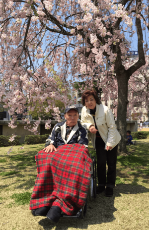 '17年の春、圭一さんとお花見を楽しむ川村さん（本人提供）