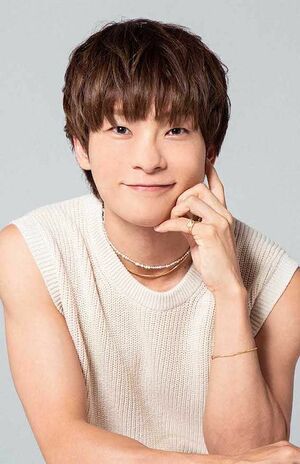 深海（FUKAMI）タレント、スタイリスト。東京服飾専門学校講師。2012年、スタイリスト野崎美穂氏に師事、'15年よりスタイリストとしてキャリアをスタートし、国内外のファッションショー、ファッション誌、テレビ番組、広告、ライブなどのスタイリングなどをはじめ、アパレルブランドのクリエイティブディレクション、アドバイザーやコンサルタントなど幅広いフィールドで活動している。Instagram：＠stylist_fukami