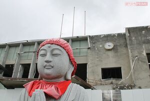 津波の爪痕が生々しく残る解体前の旧庁舎。ここで手を合わせる住民の姿もあった
