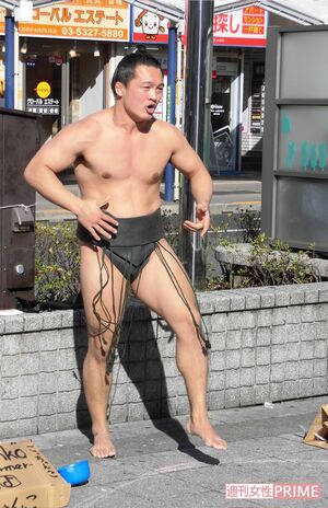 東京・高円寺の路上でパフォーマンスをする、ごっちゃんこさん