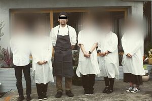 『I』のスタッフたちと並ぶ自殺したT（『I』のフェイスブックより）