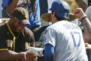 2025年8月25日、ヤジを飛ばしていたパドレスファンの男性とハイタッチする大谷翔平／共同通信