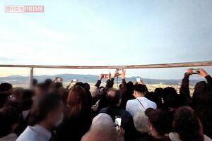 24年5月、北海道・函館山。平日にも関わらず多くのインバウンドが訪れていた（編集部撮影）