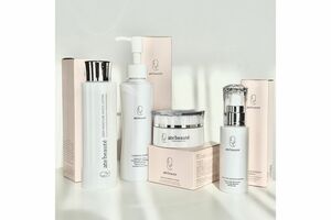 ​朝は石けんを使わず素洗いをし、導入美容液のあとに化粧水、美容液、クリームを順番に重ね、日焼け止めまでしっかりと。自ら開発・プロデュースした「ヒト幹細胞培養液」を配合したスキンケア商品を愛用