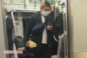 手に弁当を持ち、電車に乗り込んだ平成ノブシコブシの徳井健太