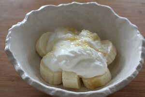 バナナヨーグルト、ショウガハチミツがけ