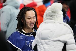インタビューに笑顔で答える平野歩夢(ミラノ・コルティナ五輪、撮影/JMPA)